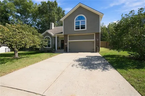 18207 Rollins DR, Smithville, MO 64089