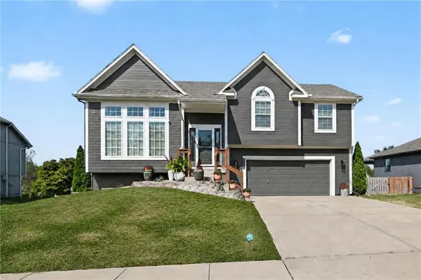 1204 N 4th ST #E, Louisburg, KS 66053