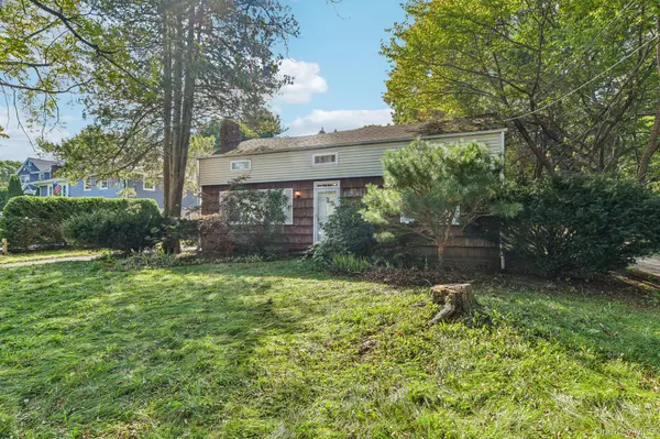 18 Wrana ST, Medford, NY 11763