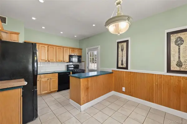 46 Garden City ST, Bay Shore, NY 11706