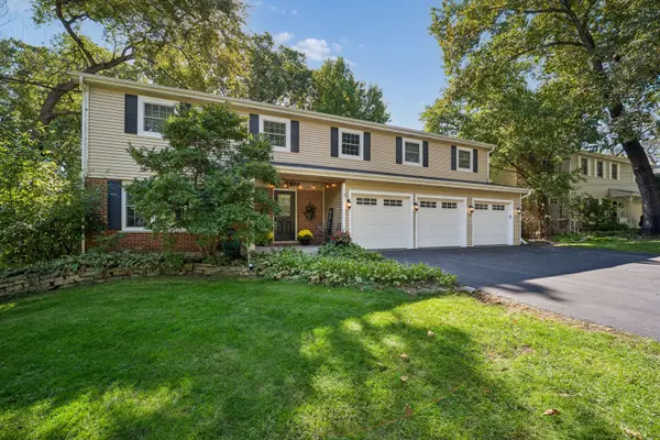 895 Ellynwood DR, Glen Ellyn, IL 60137