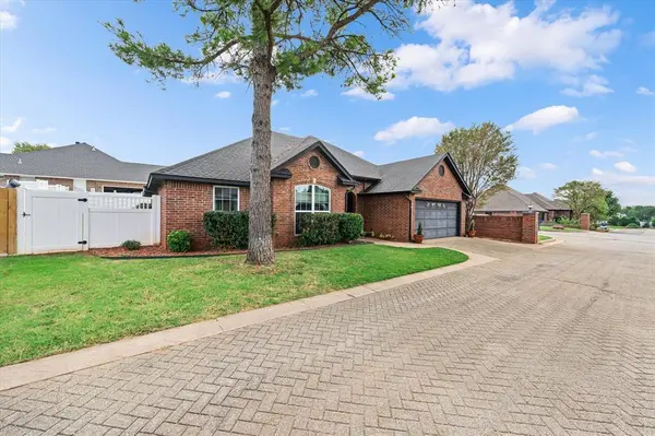 1422 N Canyon WAY, Guthrie, OK 73044