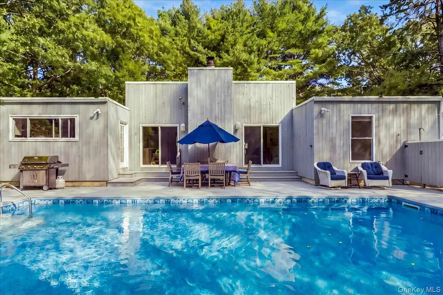 10 Glenmore DR, Hampton Bays, NY 11946