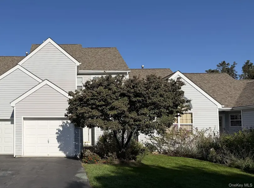 86 Turnberry CT, Poughkeepsie, NY 12603