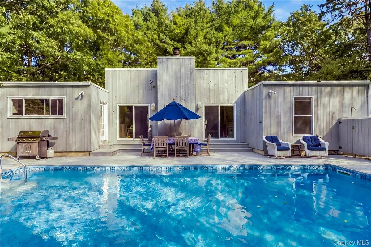 10 Glenmore DR, Hampton Bays, NY 11946