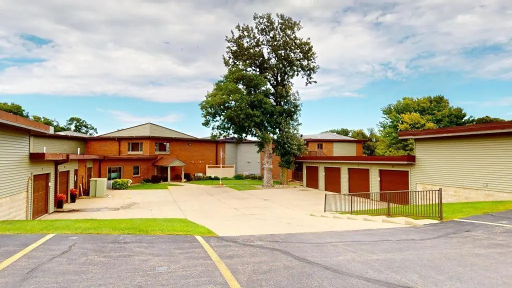 808 Lake Chapeau DR #201, Albert Lea, MN 56007