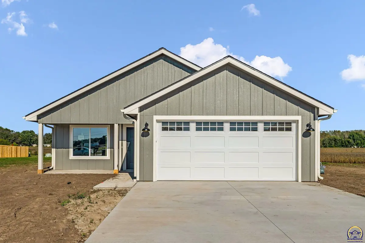 1922 NW Greenwood CT, Topeka, KS 66618
