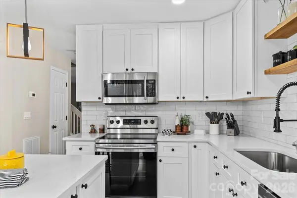 6073 Cougar LN, Charlotte, NC 28269