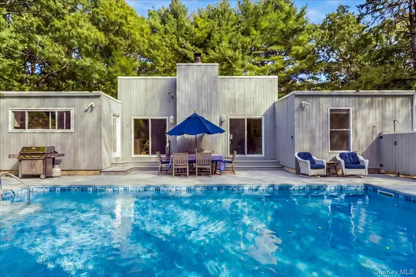 10 Glenmore DR, Hampton Bays, NY 11946