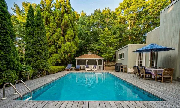 10 Glenmore DR, Hampton Bays, NY 11946
