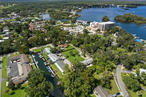 149 & 151 SE Paradise Point RD, Crystal River, FL 34429