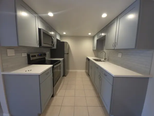 1674 KIOWA CIR #101, Naperville, IL 60565