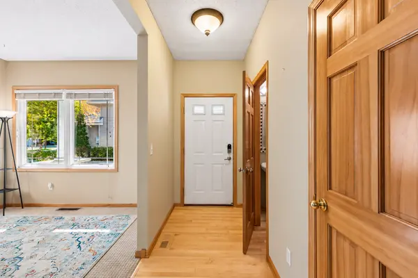 9780 Cupola LN, Eden Prairie, MN 55347