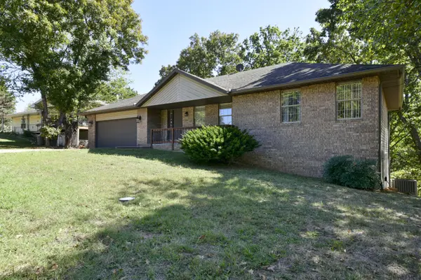 10 Summit DR, Kimberling City, MO 65686