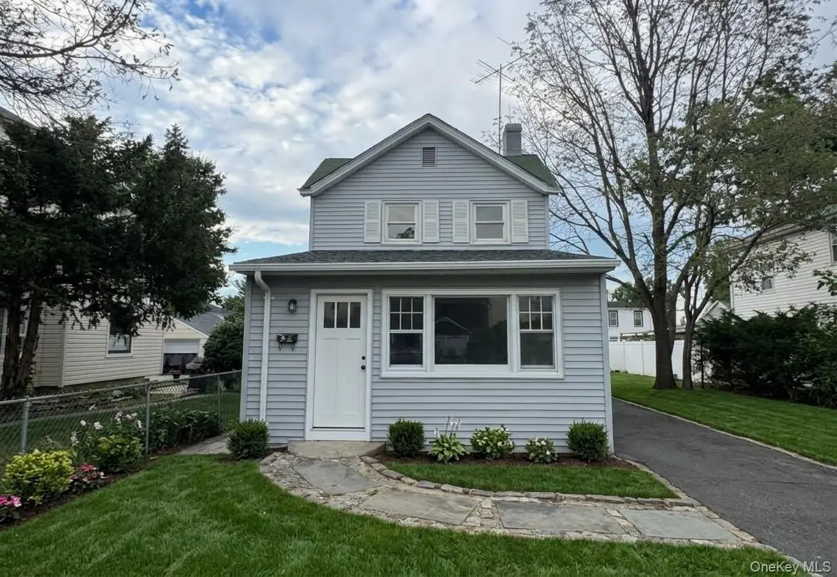 52 Coles ST, Glen Cove, NY 11542