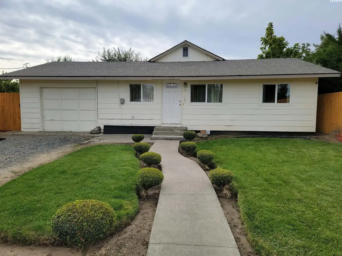 910 N 5th St, Grandview, WA 98930