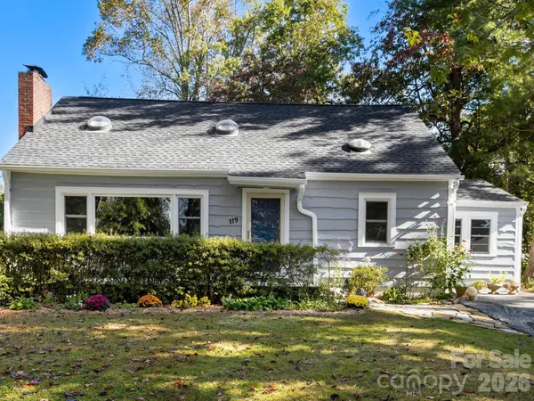 119 Briarwood LN, Hendersonville, NC 28791