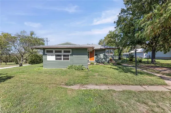 411 W Sanderson ST, Yates Center, KS 66783