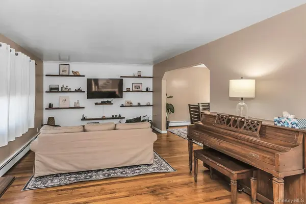 301 Rintin ST, Franklin Square, NY 11010
