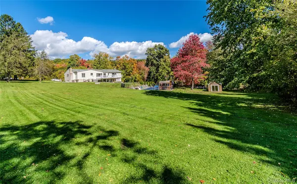 6 Overlook DR, Pawling, NY 12564