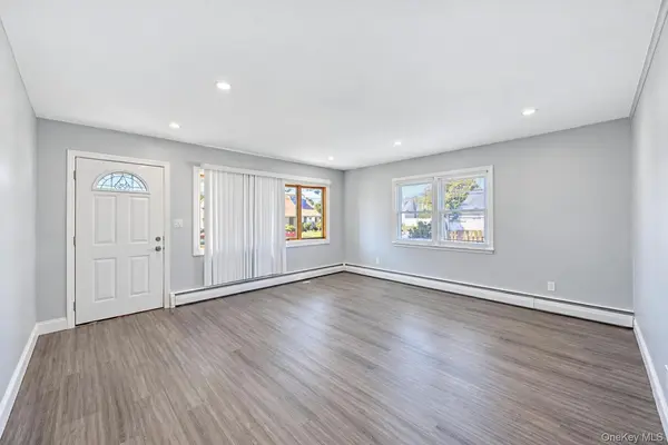 180 N 7th ST, Lindenhurst, NY 11757