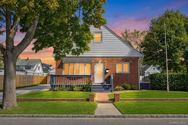 180 N 7th ST, Lindenhurst, NY 11757