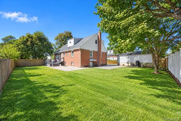 180 N 7th ST, Lindenhurst, NY 11757