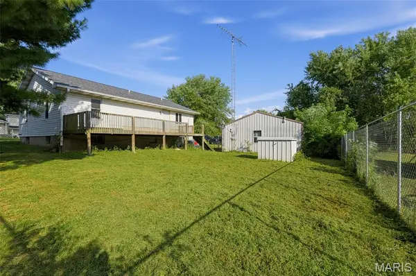 10 Gage RD, Eldon, MO 65026