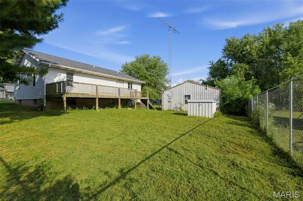 10 Gage RD, Eldon, MO 65026