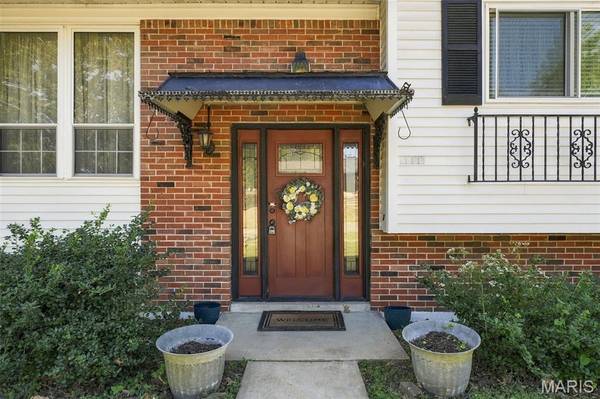 4866 Arevalo DR, St Louis, MO 63128