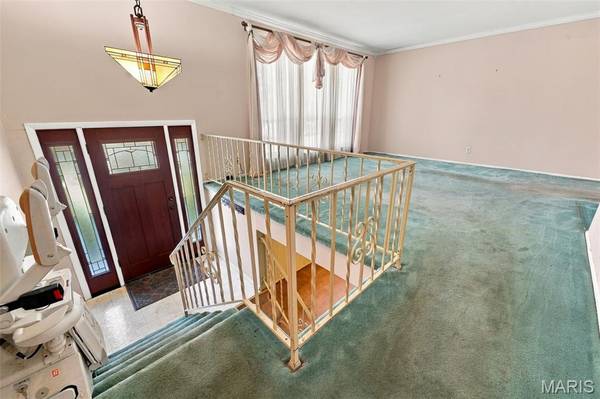 4866 Arevalo DR, St Louis, MO 63128