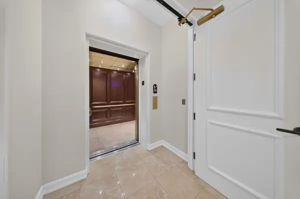 1233 N Gulfstream AVE #401, Sarasota, FL 34236