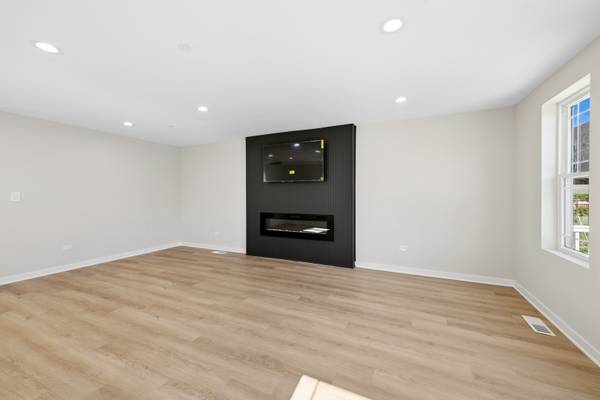 912 N Humphrey AVE, Oak Park, IL 60302