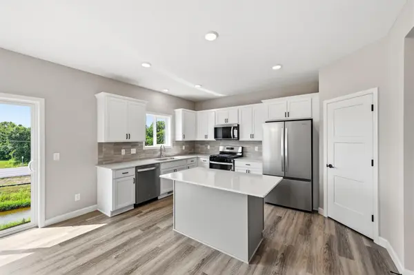 906 Brandenburg LN, Waverly, MN 55390