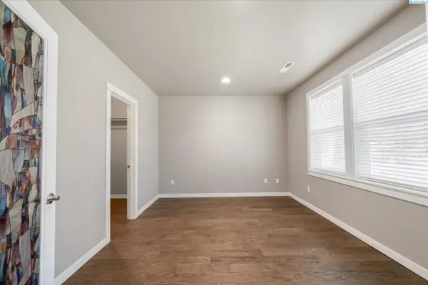 1102 Amber Avenue, West Richland, WA 99353