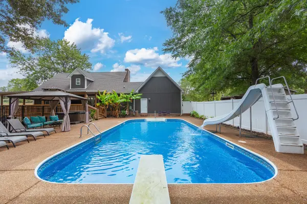 225 Meadowbrook Cir, Lexington, TN 38351