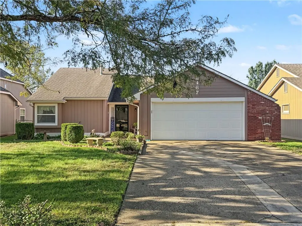 2467 Brookside DR, Lawrence, KS 66047