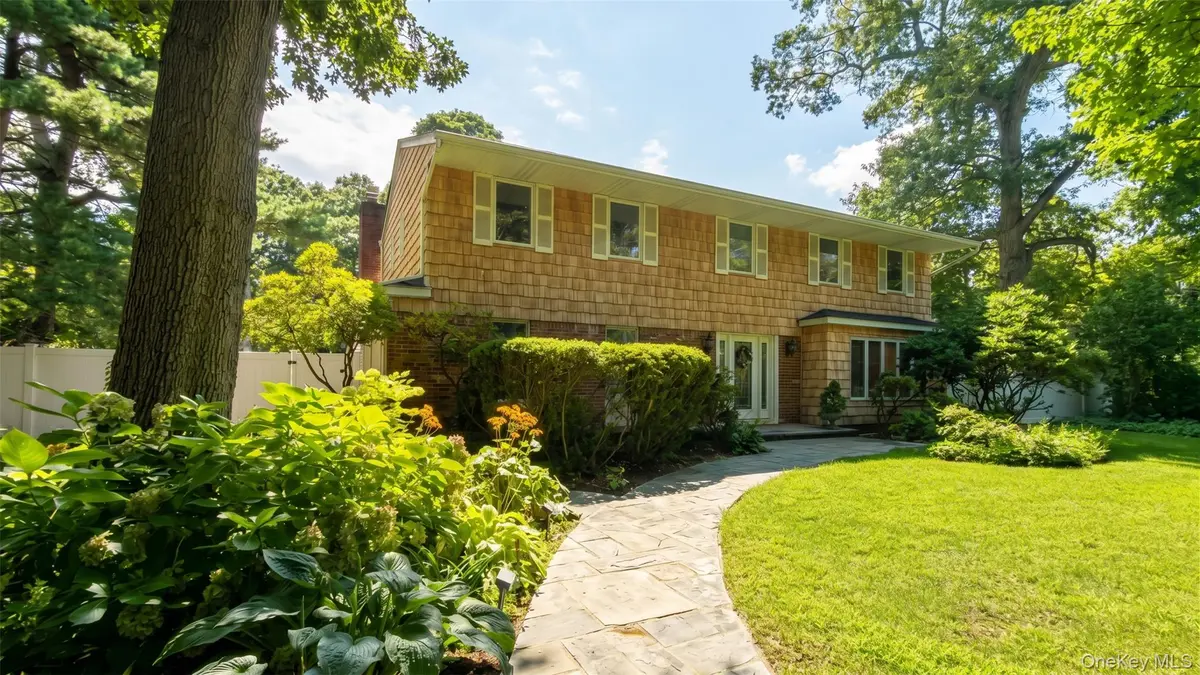 8 Tree Hollow LN, Dix Hills, NY 11746