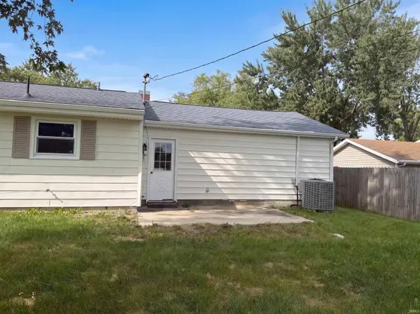 300 E Mayfair LN, Hartford City, IN 47348-1038