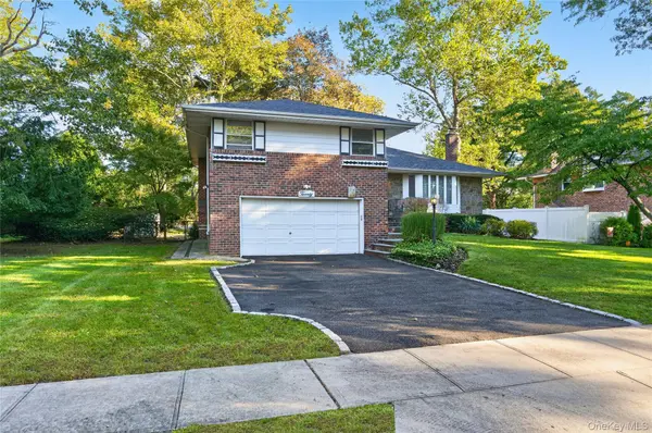 20 Canterbury RD, Woodbury, NY 11797