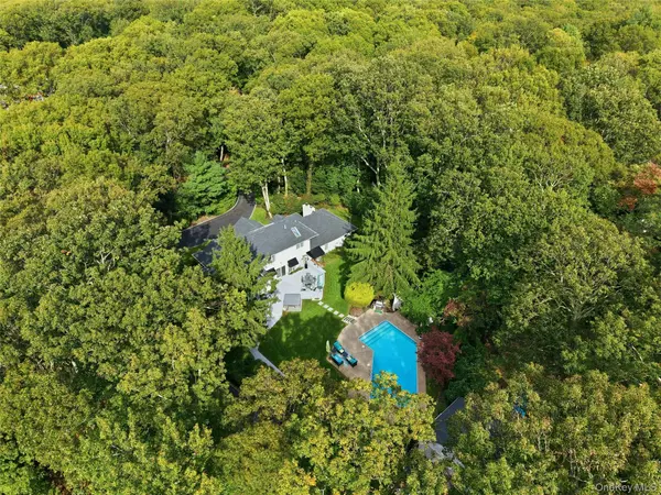 52 W Meadow RD, Setauket, NY 11733