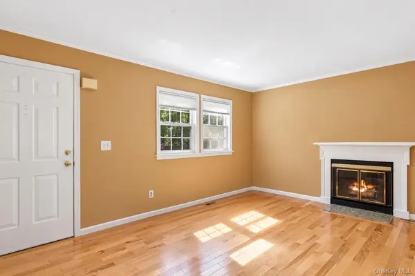 24 Huntington Commons, Yaphank, NY 11980