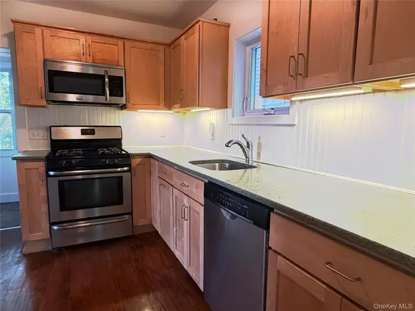 92 School ST, Oyster Bay, NY 11771