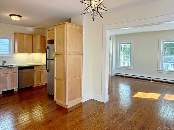 92 School ST, Oyster Bay, NY 11771