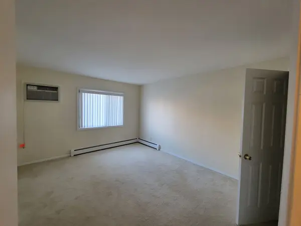 10423 Dearlove RD #2, Glenview, IL 60025