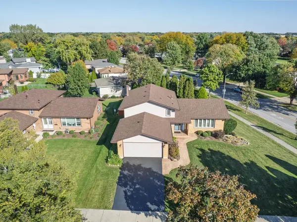 7049 Camden RD, Downers Grove, IL 60516