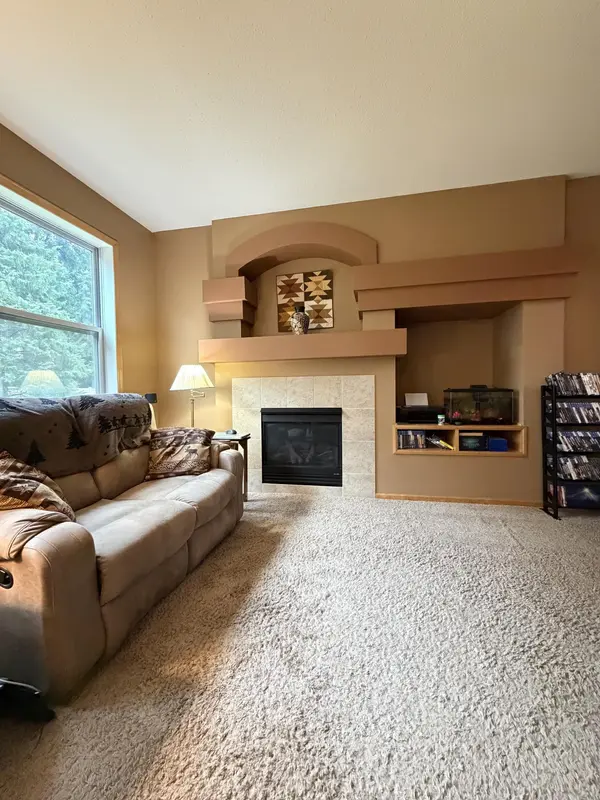 728 Newberry LN, Chaska, MN 55318