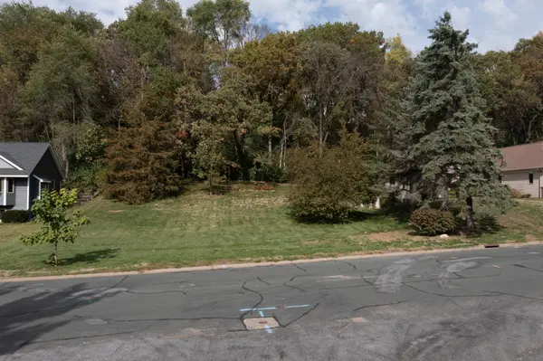 1805 Golf View DR, River Falls, WI 54022