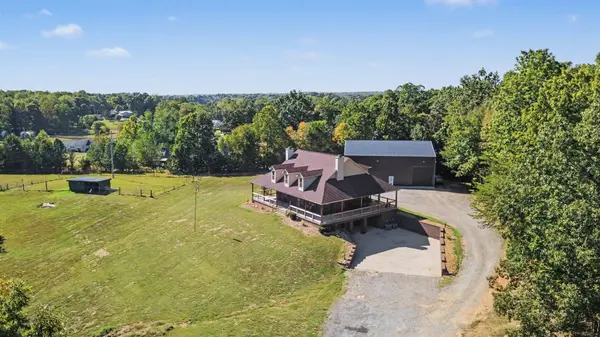 168 Camaro Dr, Chapmansboro, TN 37035