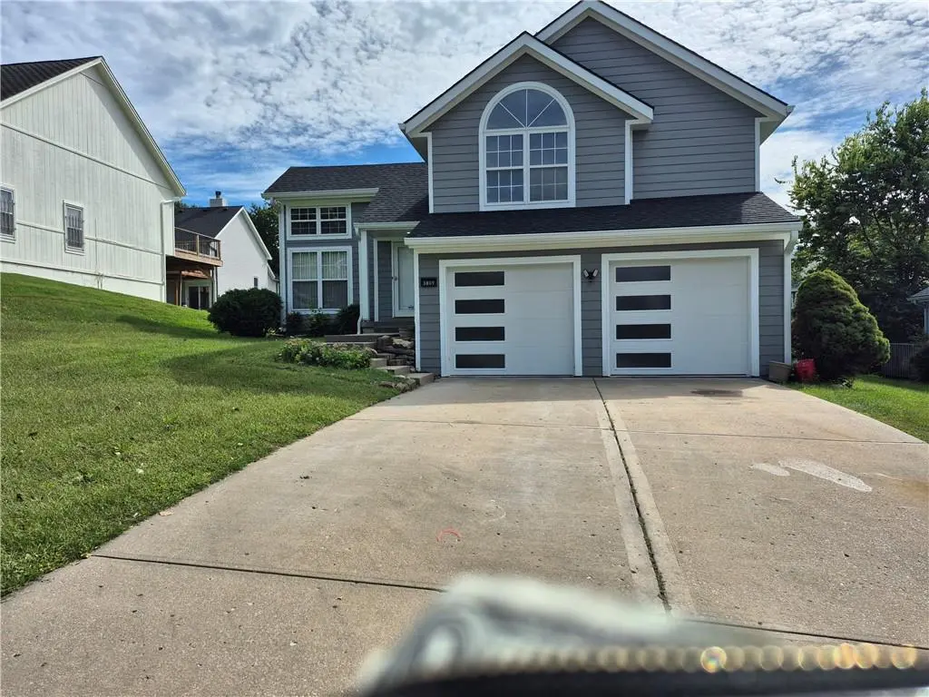 3809 Bernard Powell DR, Kansas City, MO 64127